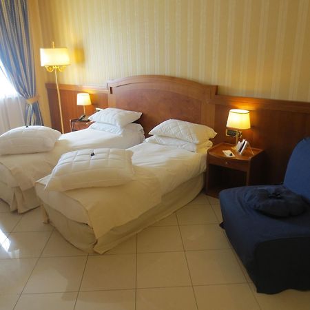 נאפולי Hotel Joyfull מראה חיצוני תמונה