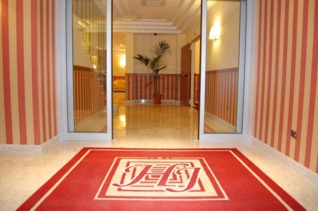 נאפולי Hotel Joyfull מראה חיצוני תמונה