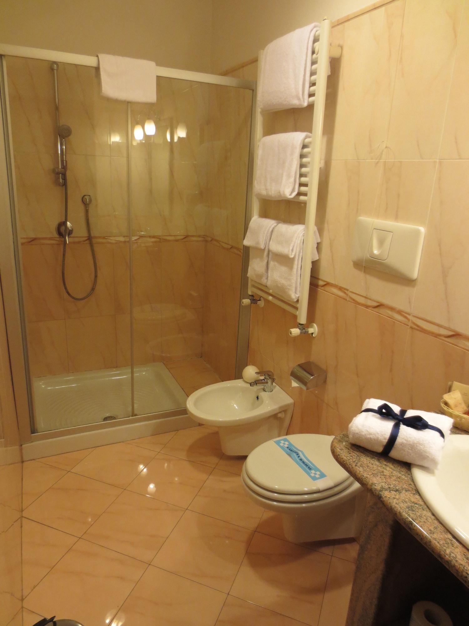 נאפולי Hotel Joyfull מראה חיצוני תמונה
