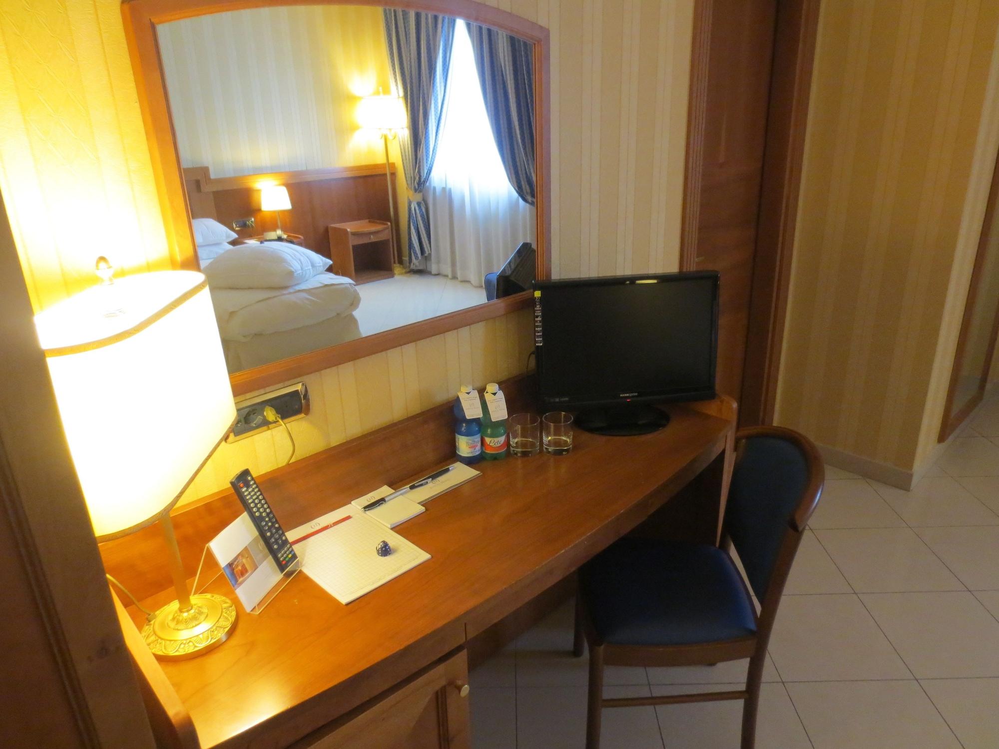 נאפולי Hotel Joyfull מראה חיצוני תמונה