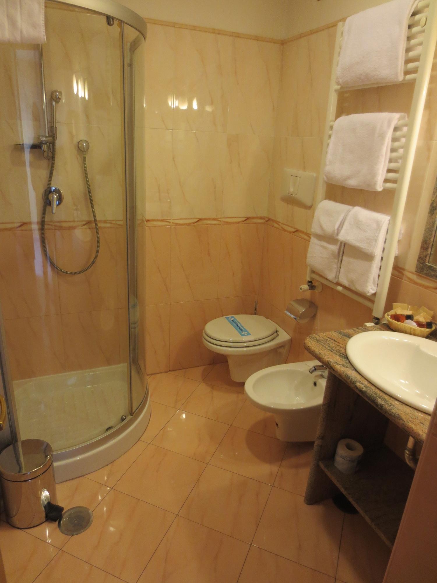 נאפולי Hotel Joyfull מראה חיצוני תמונה