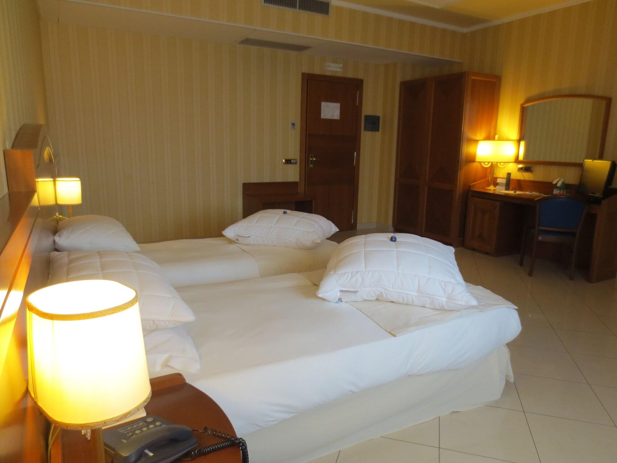 נאפולי Hotel Joyfull מראה חיצוני תמונה