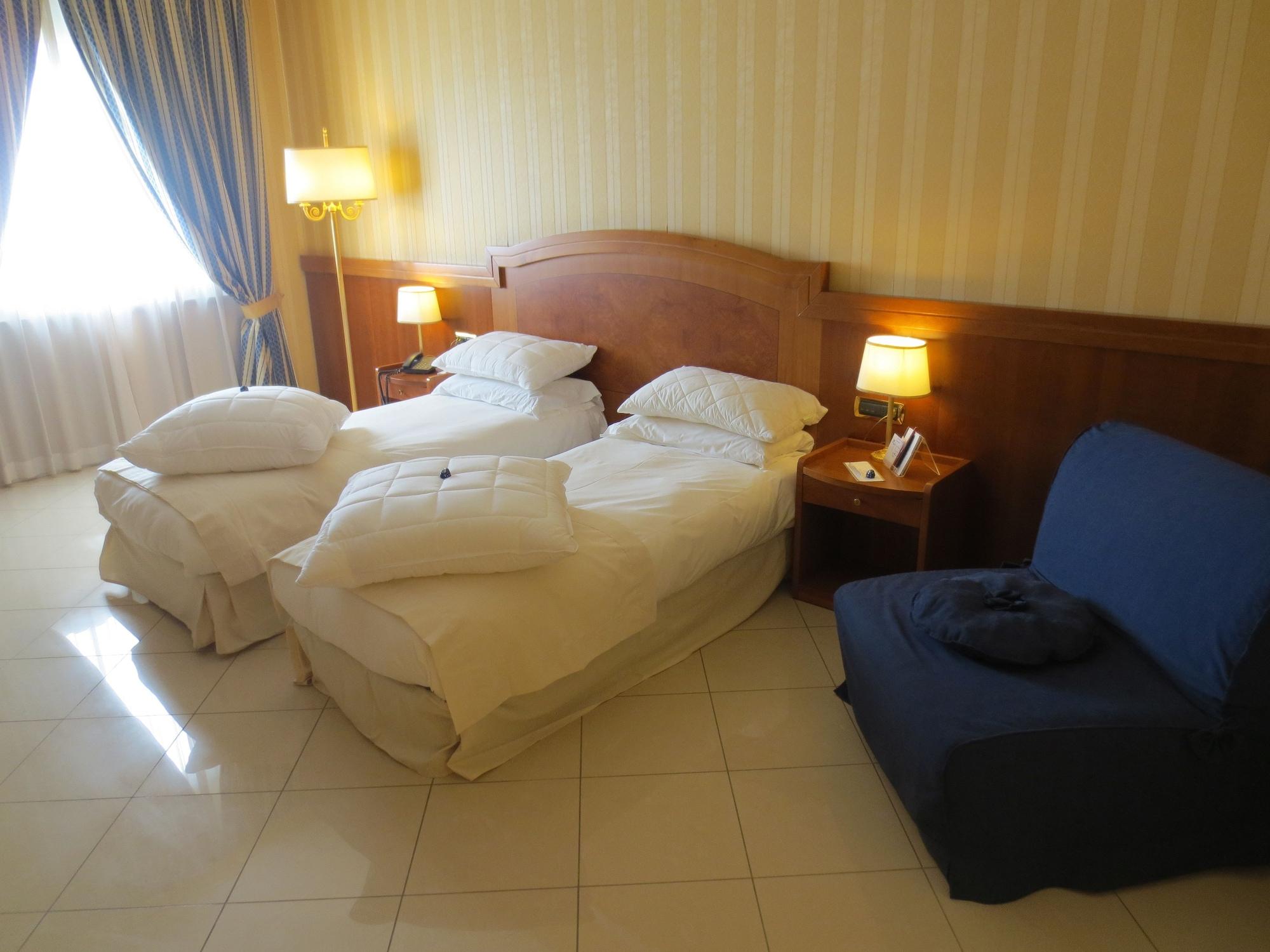 נאפולי Hotel Joyfull מראה חיצוני תמונה