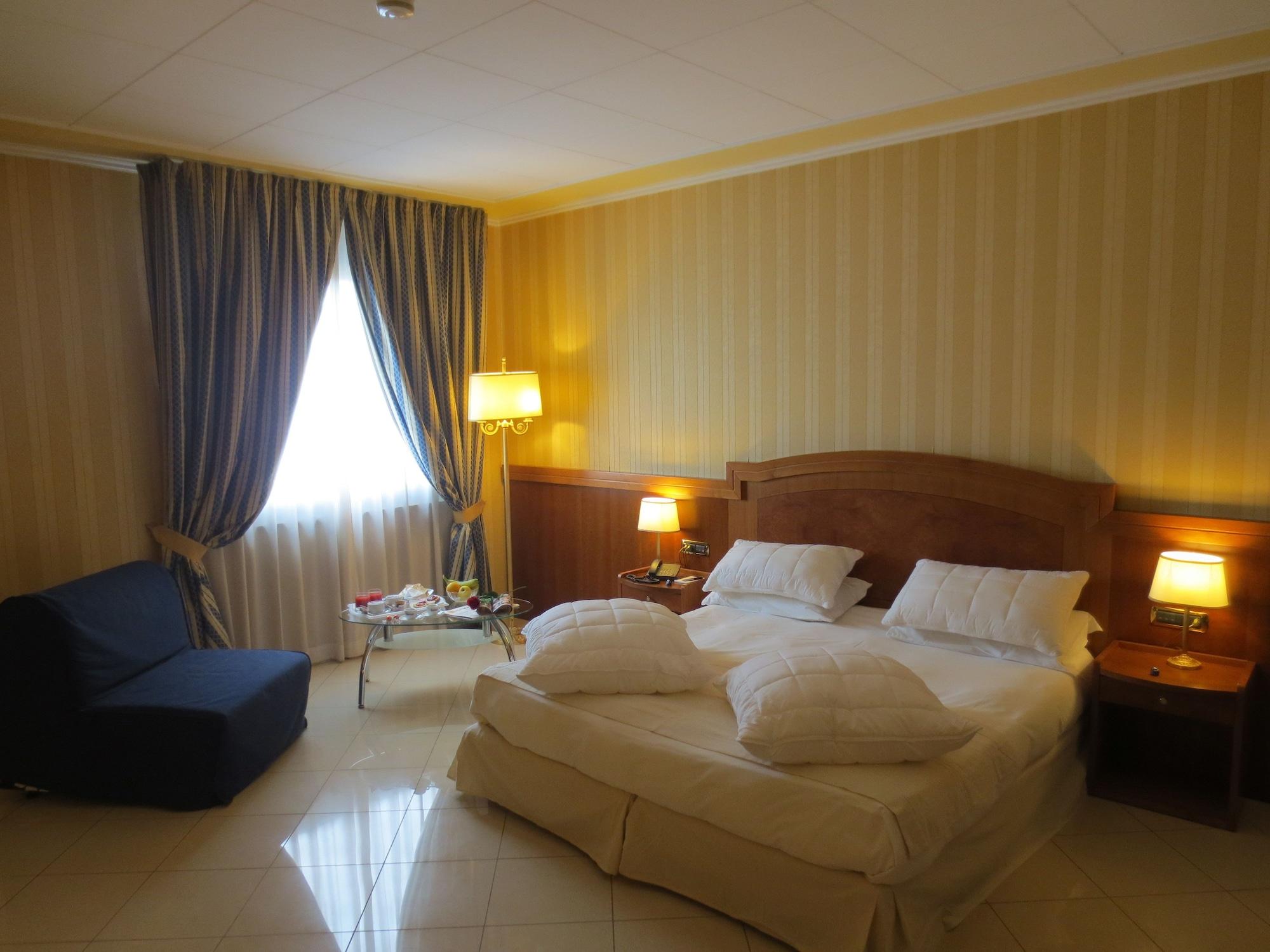 נאפולי Hotel Joyfull מראה חיצוני תמונה