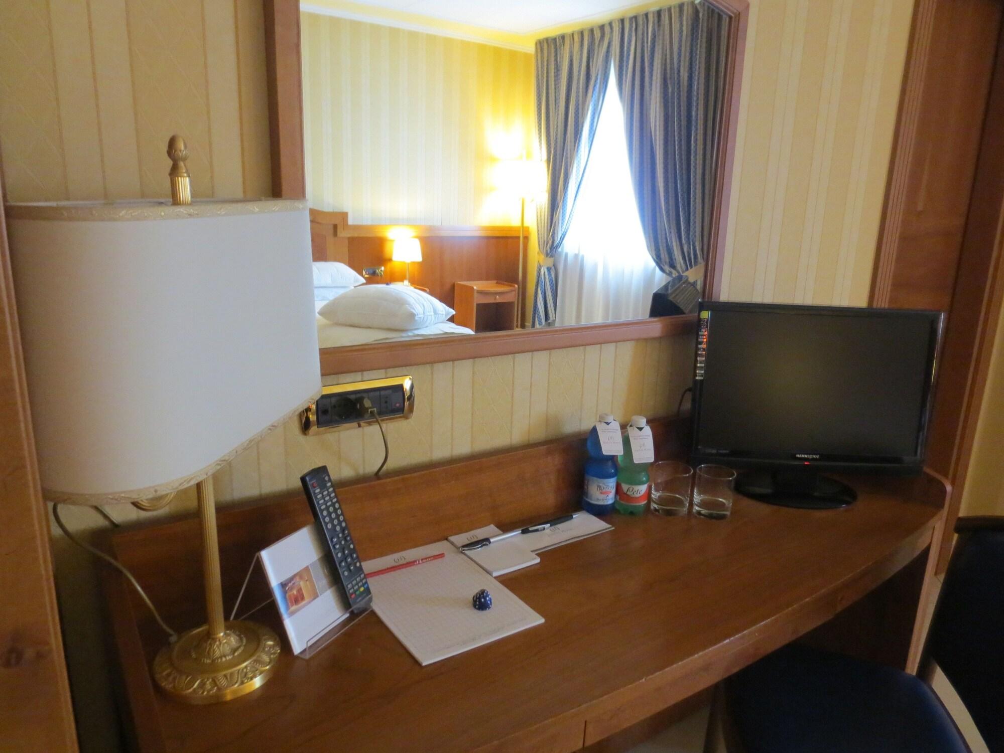 נאפולי Hotel Joyfull מראה חיצוני תמונה