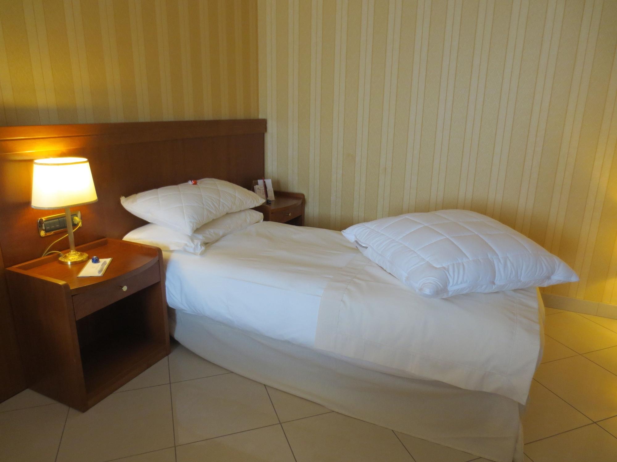נאפולי Hotel Joyfull מראה חיצוני תמונה