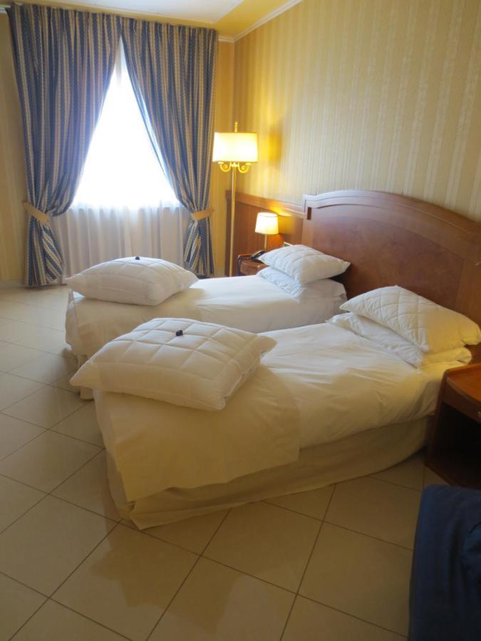 נאפולי Hotel Joyfull מראה חיצוני תמונה