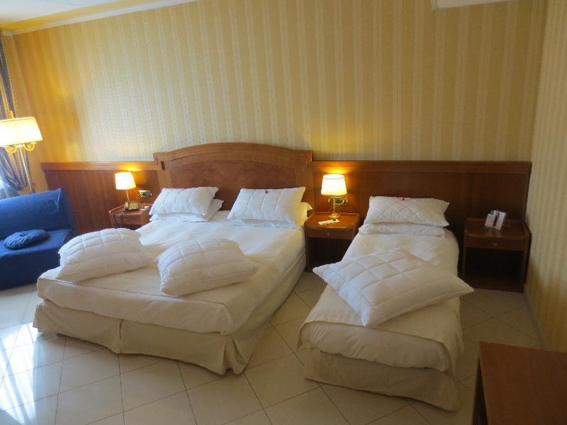 נאפולי Hotel Joyfull מראה חיצוני תמונה